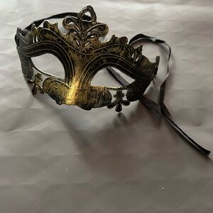 Elegant Gold Masquerade Mask